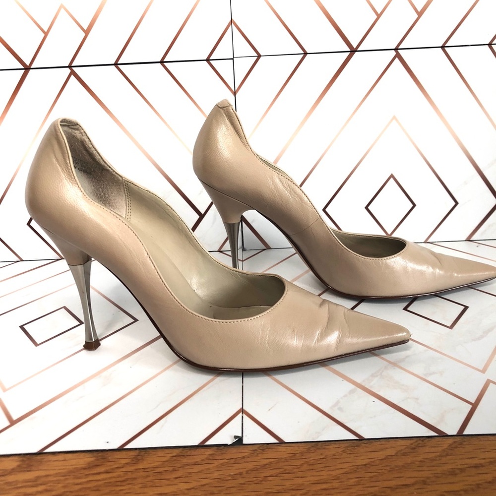 Michael Debbier class nude pump